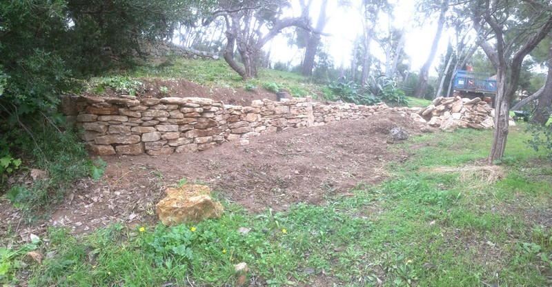 muret en pierres séches sur toulon dan le var